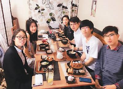 祝佳静（左二）第一次在异乡和朋友一起过生日。