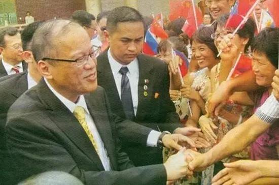 阿基诺三世汉名叫许渐华，其母亲出身的许式家族是菲律宾的名门望族。