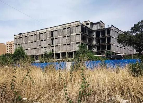 　　（曾被称为“东北地区最大商贸项目”的辽宁省朝阳市万商国际城市广场项目，开工建设五年后，处于烂尾状态。图/《财经》记者 刘思维）