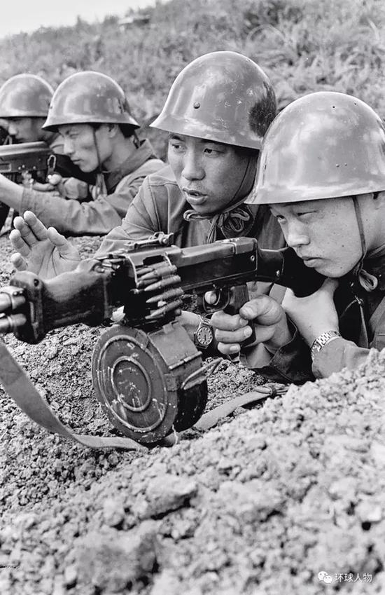 李作成（右二）组织部队进行实战训练。 &nbsp;图片来源于微信公众号“环球人物”