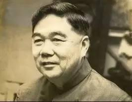 钟阿瑟是血统纯正的华人后裔，其父为广东大埔县客家人。