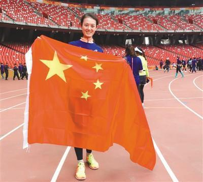 刘颖跑完半程马拉松后在鸟巢留影。吴&nbsp;岩摄