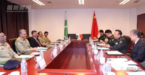 　　8月26日，中央军委联合参谋部参谋长李作成在塔吉克斯坦的一个国际反恐会议上会见巴基斯坦陆军参谋长巴杰瓦。 国防部网站 图