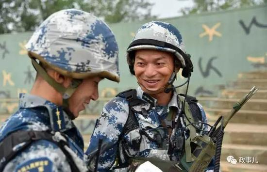 训练场上，指导员余海龙正在和战士谈心