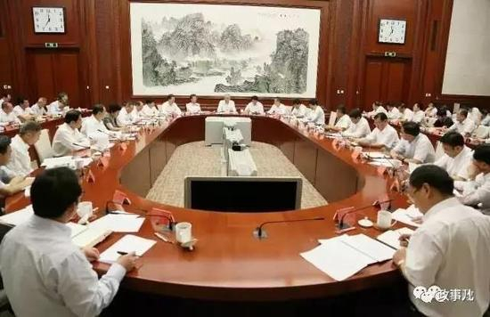 北京市委确定每季度召开一次区委书记会议，听取各区工作汇报，就市委中心工作提出部署。