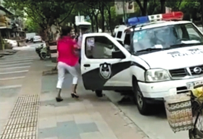 女子推搡执法民警。视频截图