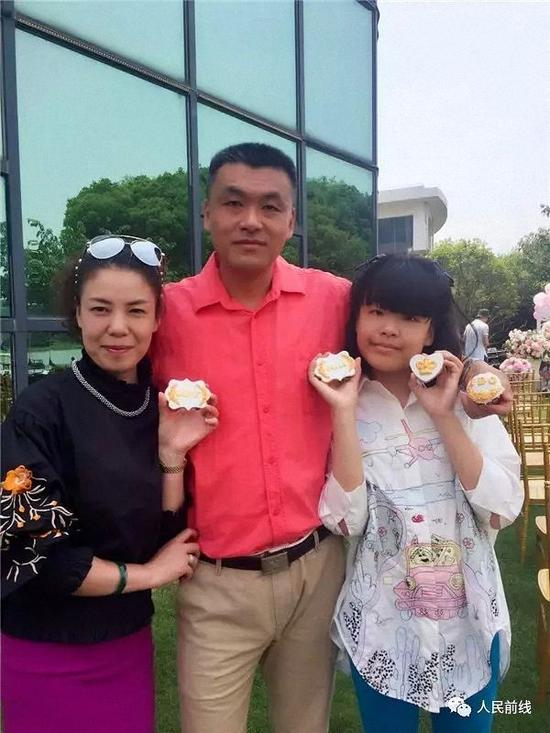 曾经幸福的黄竞一家。