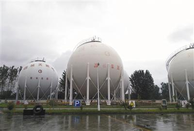 8月31日，国祯燃气颍泉区阜涡路天然气门站的球罐，主要负责整个阜阳市的天然气储备和应急保障。新京报记者 李云琦 摄