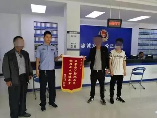 小张送锦旗感谢警方。