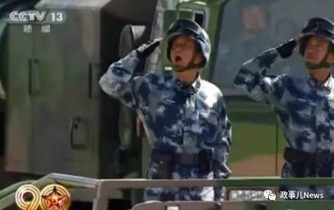 朱日和阅兵上的刘明豹（左）