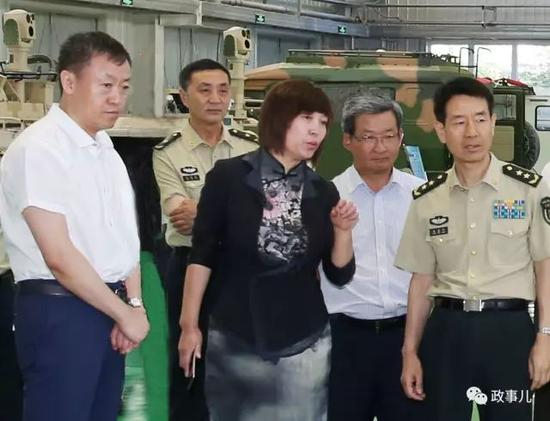 张明国（左二）