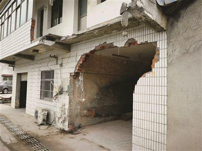 ↑9月4日凌晨，苏女士家的房子被撞了个大窟窿。