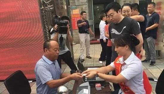 村民收到补偿款。