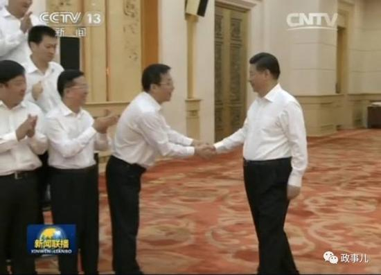 习近平与吕志成握手