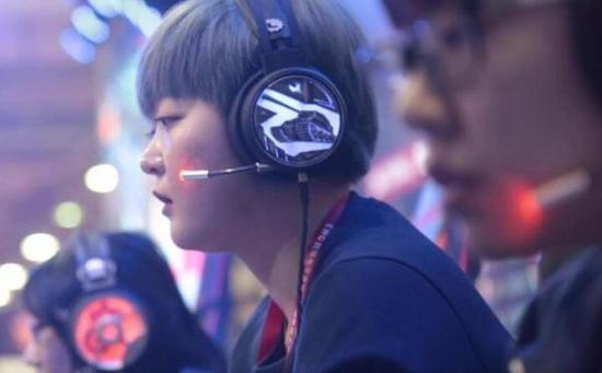 女性玩家月收入在7800元到14000元之间。