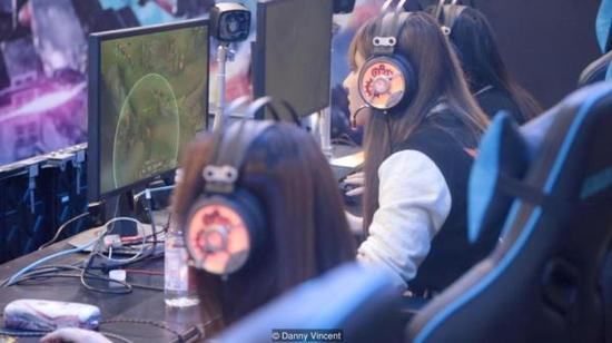 女选手在训练。