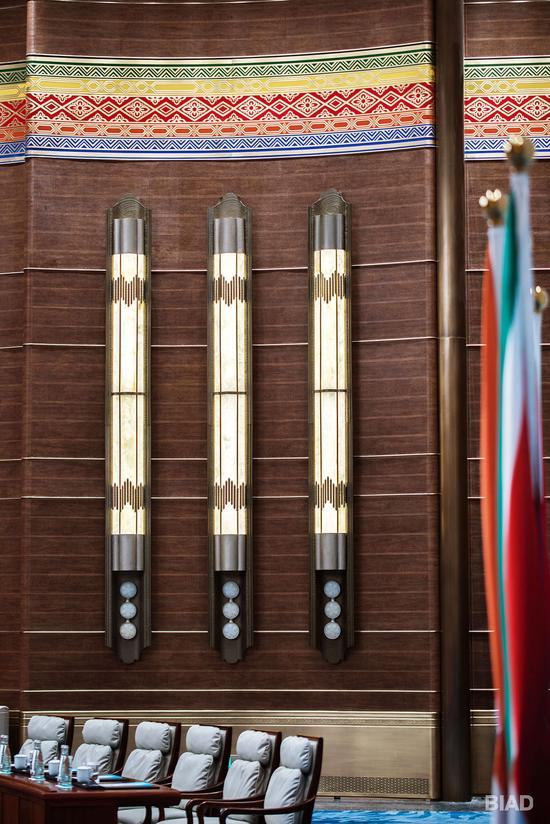 主背景墙造型取自展开的竹芯，实现了地域文化与新材料的完美融合。北京市建筑设计研究院有限公司供图 千龙网发