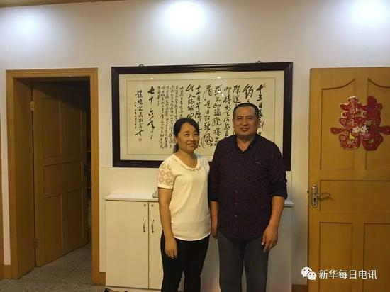 田晋文和妻子王燕梅在家中