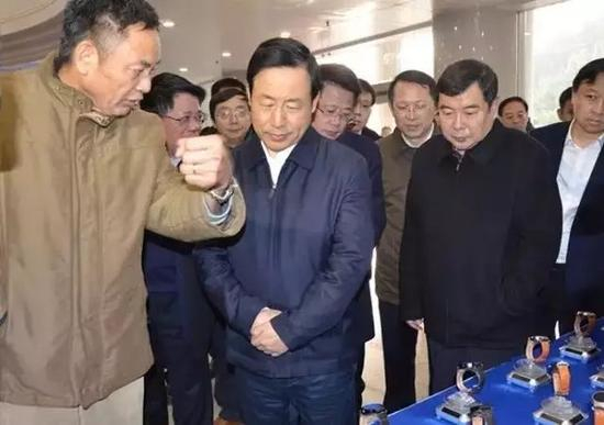 △许达哲（前排左二）考察中南大学