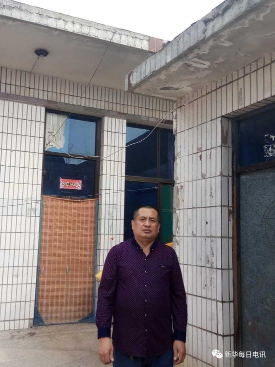 田晋文在老家的院子里