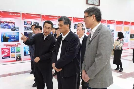 △ 马兴瑞（前排右二）与申长雨参观展览