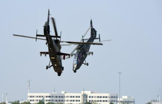  9月14日，陆军“风雷”飞行表演队直-19武装直升机在开幕式上进行双机空中芭蕾飞行。