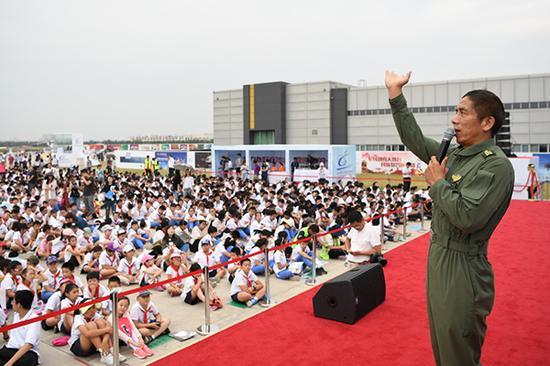  9月15日，陆军“风雷”飞行表演队特级飞行员李魁元为师生普及飞行常识和国防知识。