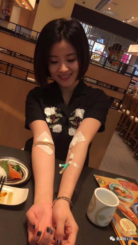  ▲许艾菲记录捐献造血干细胞的经历：“四天八针，两个大手臂感觉要成马蜂窝”。 &nbsp;&nbsp;&nbsp;微博截图