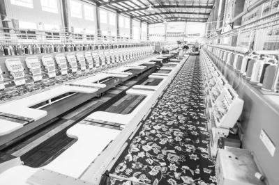 以创业支撑新型城镇化发展，汝州市汝绣农民工返乡创业产业园带动周边群众家门口就业。&nbsp;本报记者石长来摄