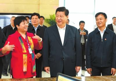 2014年5月10日，习近平总书记在河南保税物流中心考察跨境贸易电子商务发展情况。记者杜小伟摄