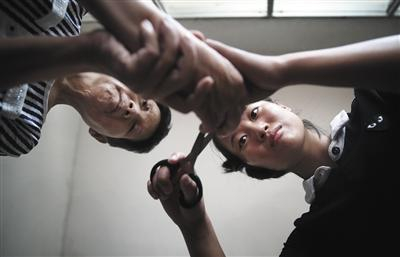  9月8日下午3时，赵金凤在出租房里给母亲剪指甲。&nbsp;