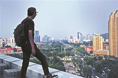  许多“爬楼族”在这里寻找刺激。图片来源：北京青年报&nbsp;