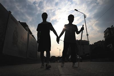  9月8日下午4时，赵金凤带着母亲在出租房附近散步。图片来源：新京报&nbsp;