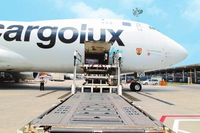 卢货航“郑州号”全货机降落郑州机场，“郑卢”航线为中欧互联互通架起了桥梁。记者邓放摄