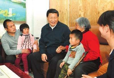 2014年3月17日，习近平总书记在兰考县东坝头乡张庄村看望贫困群众。本报记者杜小伟摄