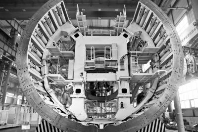 高端装备制造业的发展，助推我省产业结构优化升级。本报资料图片