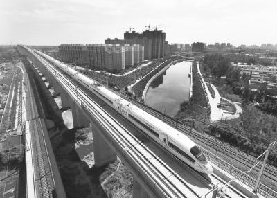 米字形高铁飞速发展，贯通南北、连接东西的现代立体交通体系日益形成。&nbsp;魏文慧摄