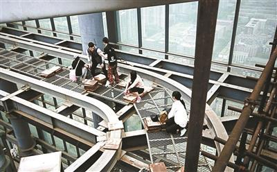  十多年未完工的两栋大楼成了不少极限运动爱好者的“网红楼”。图片来源：北京青年报&nbsp;