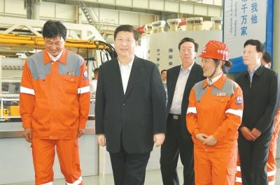 2014年5月10日，习近平总书记在郑州经济技术开发区考察中铁工程装备集团有限公司盾构总装车间。本报记者杜小伟摄