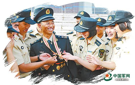 获得“八一勋章”归来，王忠心与战友一道分享荣誉。李鸿林 摄