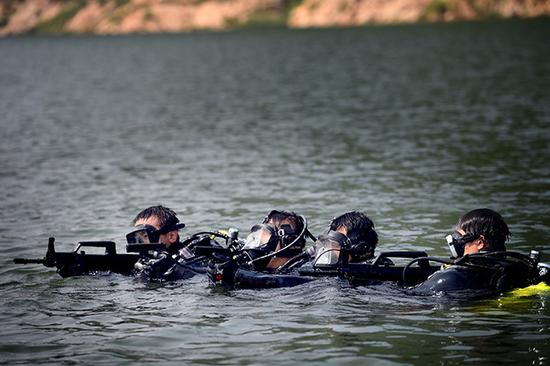 图三：2016年8月24日，发现“恐怖分子”后，特警潜水队员由水底向目标接近，出水射击。