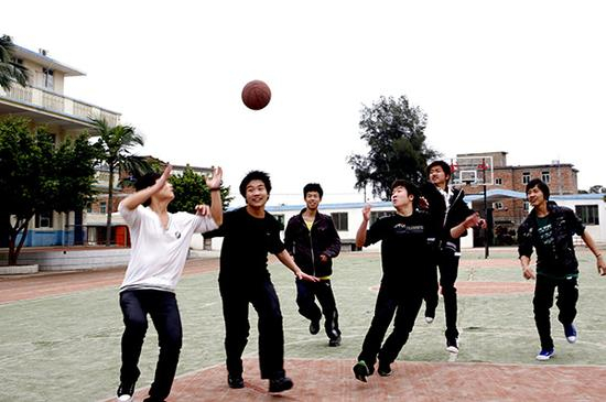 　　据2010年全国教育事业发展统计公报，我国高中阶段毛入学率为82.5%。图为2010年4月19日，福建省晋江市荆山外来工子弟学校，高中生们在打球。视觉中国 资料