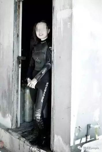 穿着潜水服的徐海燕