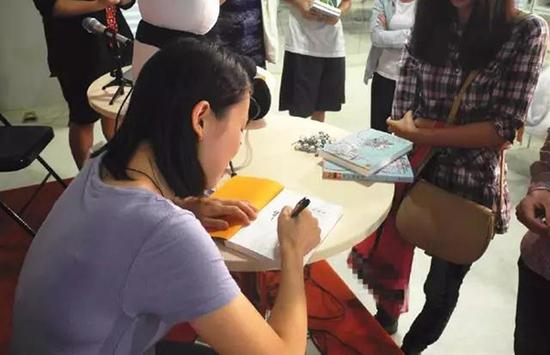 出席图书签售活动的徐海燕。 受访者供图