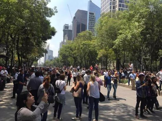 △墨西哥城人们街头避难