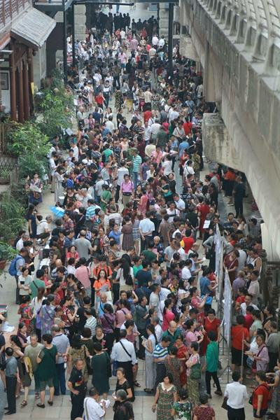 9月16日，重庆洪崖洞相亲角场面壮观如赶集，相亲角成主战场，父母成“主角”。视觉中国供图