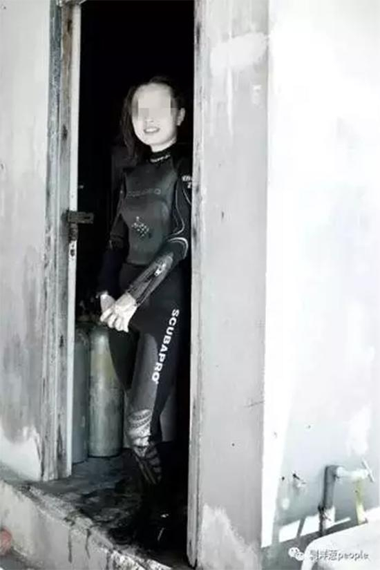 穿着潜水服的徐海燕。