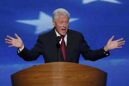 小布什的出场费比不过克林顿，大约在10~17.5万美元。但他胜在次数多，离任后已经发表了近200场演讲！