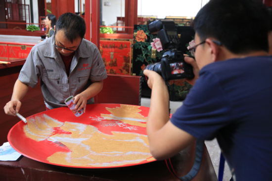 手艺人的精湛技艺吸引了采访团成员们的目光。新华网发&nbsp;（李泽锋&nbsp;摄）