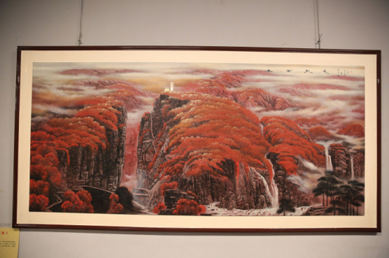 精美的艺术品令人百看不厌。新华网发&nbsp;（李泽锋&nbsp;摄）